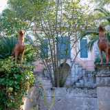 L�edificio, sorvegliato da due statue in ceramica di levrieri, � contraddistinto da due scale simmetriche che si uniscono sul pianerottolo d�ingresso